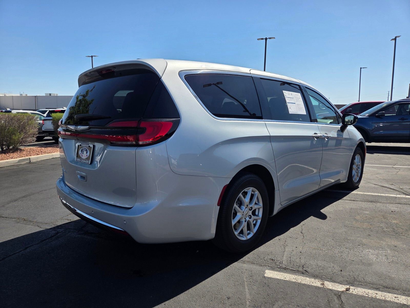 Used 2024 Chrysler Pacifica Touring-L FWD image 6