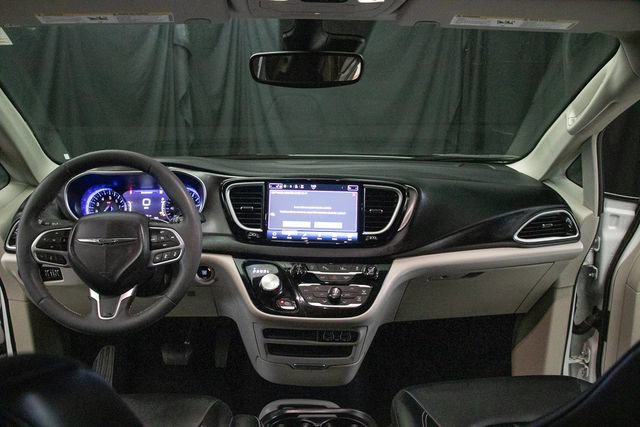 Used 2024 Chrysler Pacifica Touring-L FWD image 24