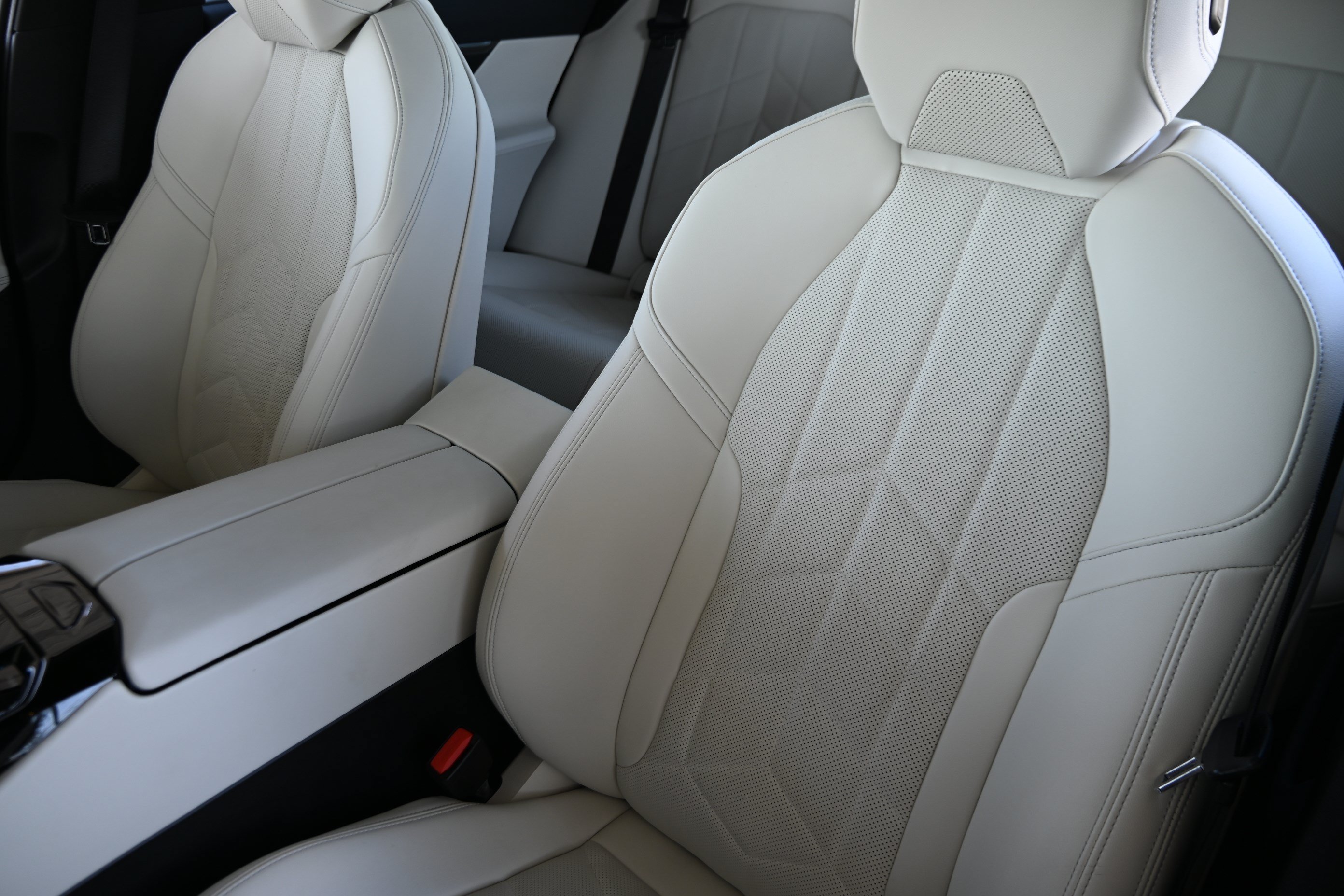 Certified 2026 BMW i5 eDrive40 w/ Executive Package RWD image 12