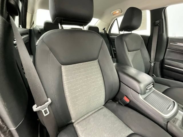 Used 2018 Chrysler 300 Touring w/ Chrome Appearance Package RWD image 10