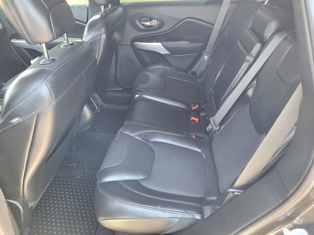 Used 2018 Jeep Cherokee Latitude Plus w/ Cold Weather Group AWD/4WD image 7