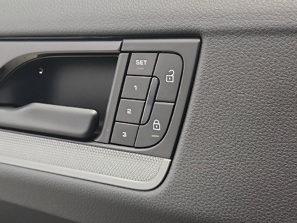 Certified 2025 Porsche Cayenne AWD/4WD image 24
