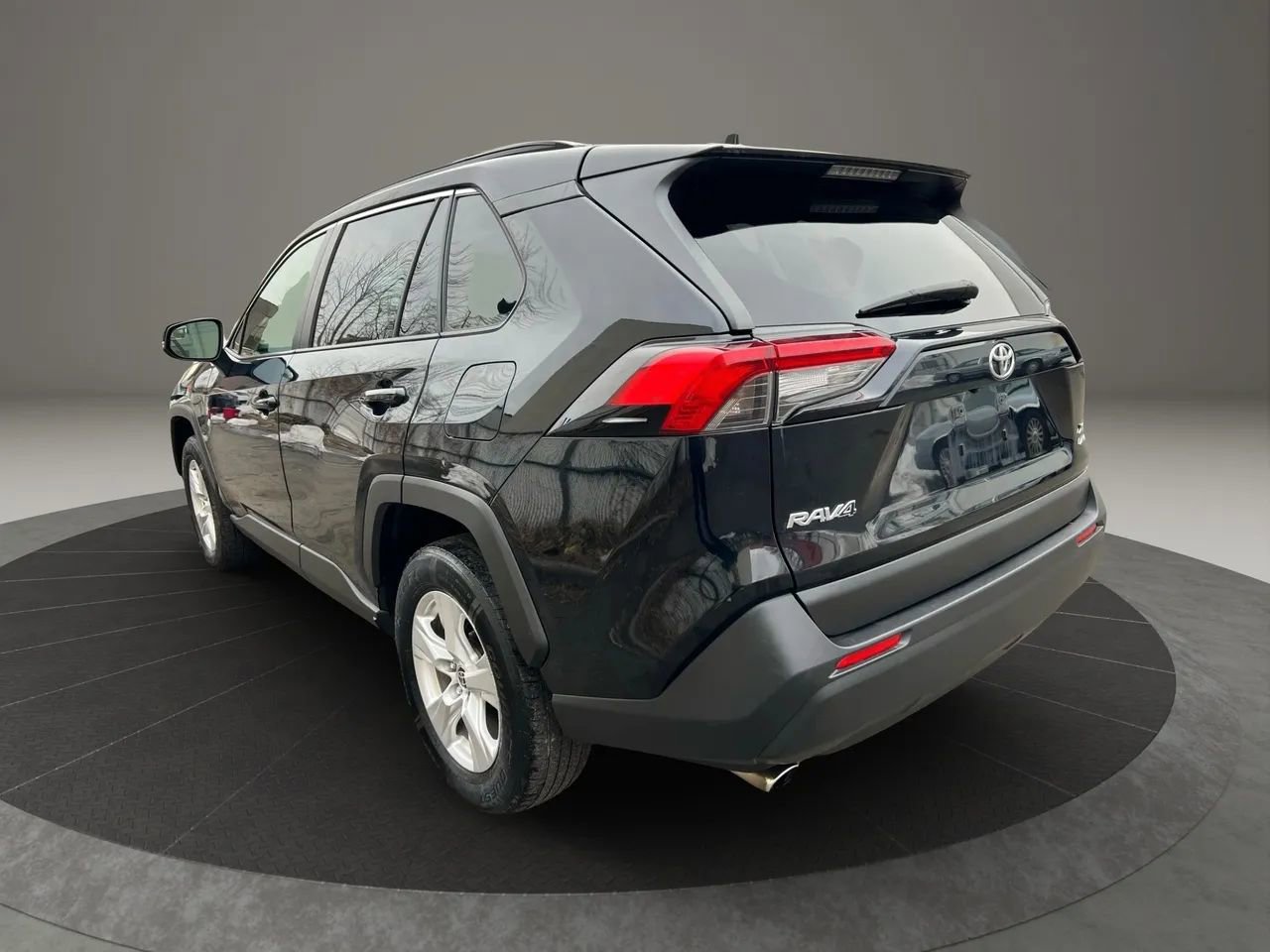 Used 2020 Toyota RAV4 XLE w/ XLE Grade Weather Package image 7