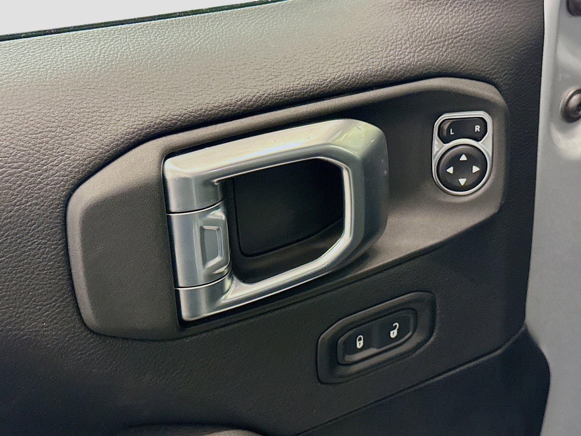 Used 2023 Jeep Wrangler Sahara image 15