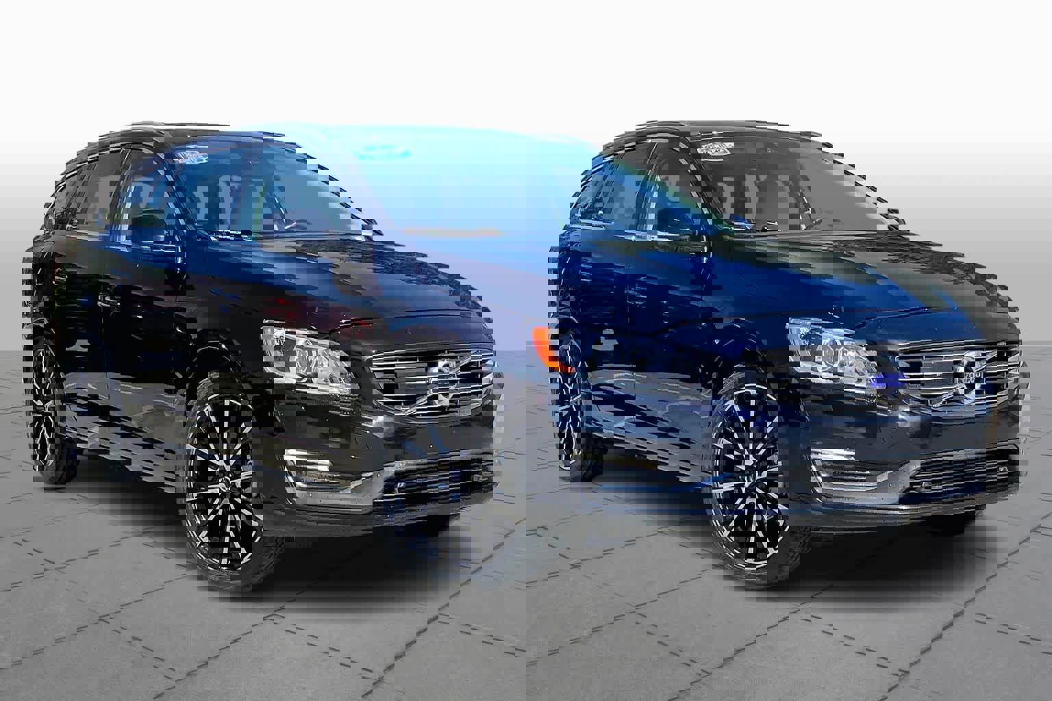 Used 2017 Volvo V60 T5 Platinum w/ Climate Package image 3