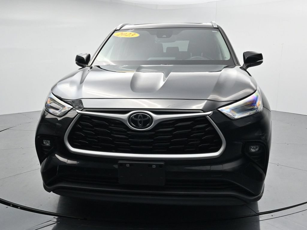 Used 2023 Toyota Highlander XLE AWD/4WD image 3