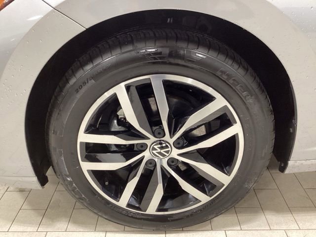 Used 2025 Volkswagen Jetta SE w/ Sunroof Package image 24