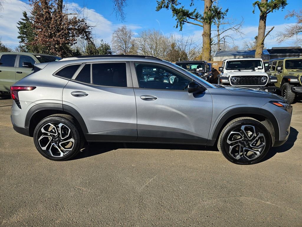 Used 2024 Chevrolet Trax RS w/ Sunroof Package image 8