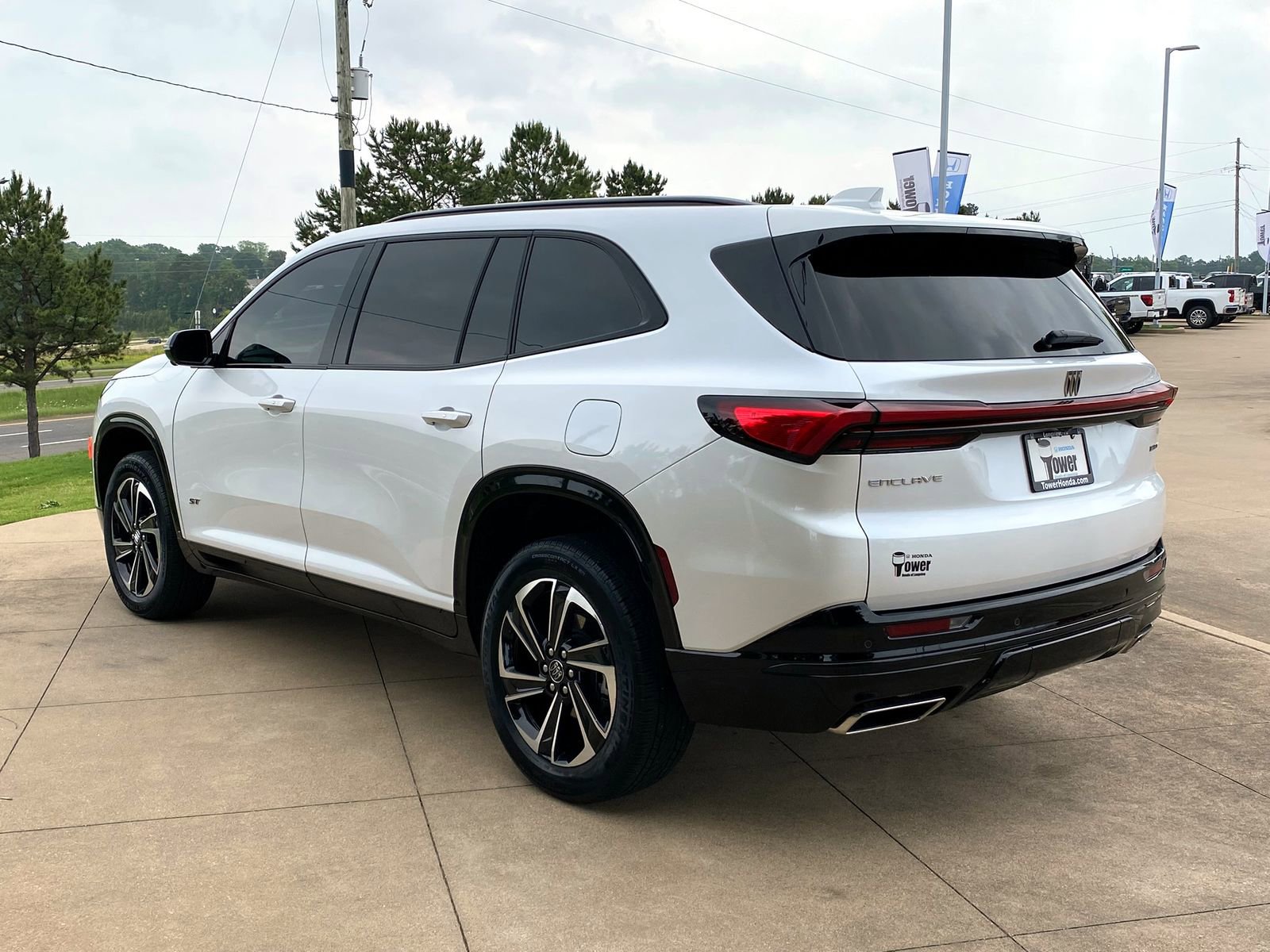 Used 2025 Buick Enclave Sport Touring FWD image 4