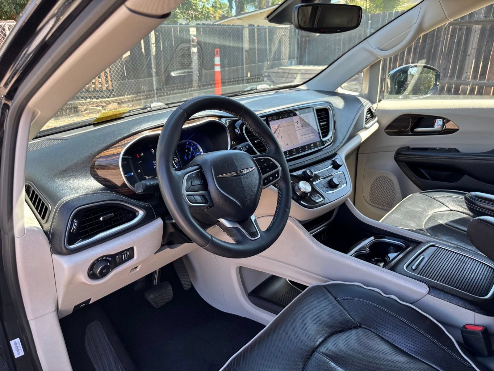 Used 2023 Chrysler Pacifica Limited FWD image 38