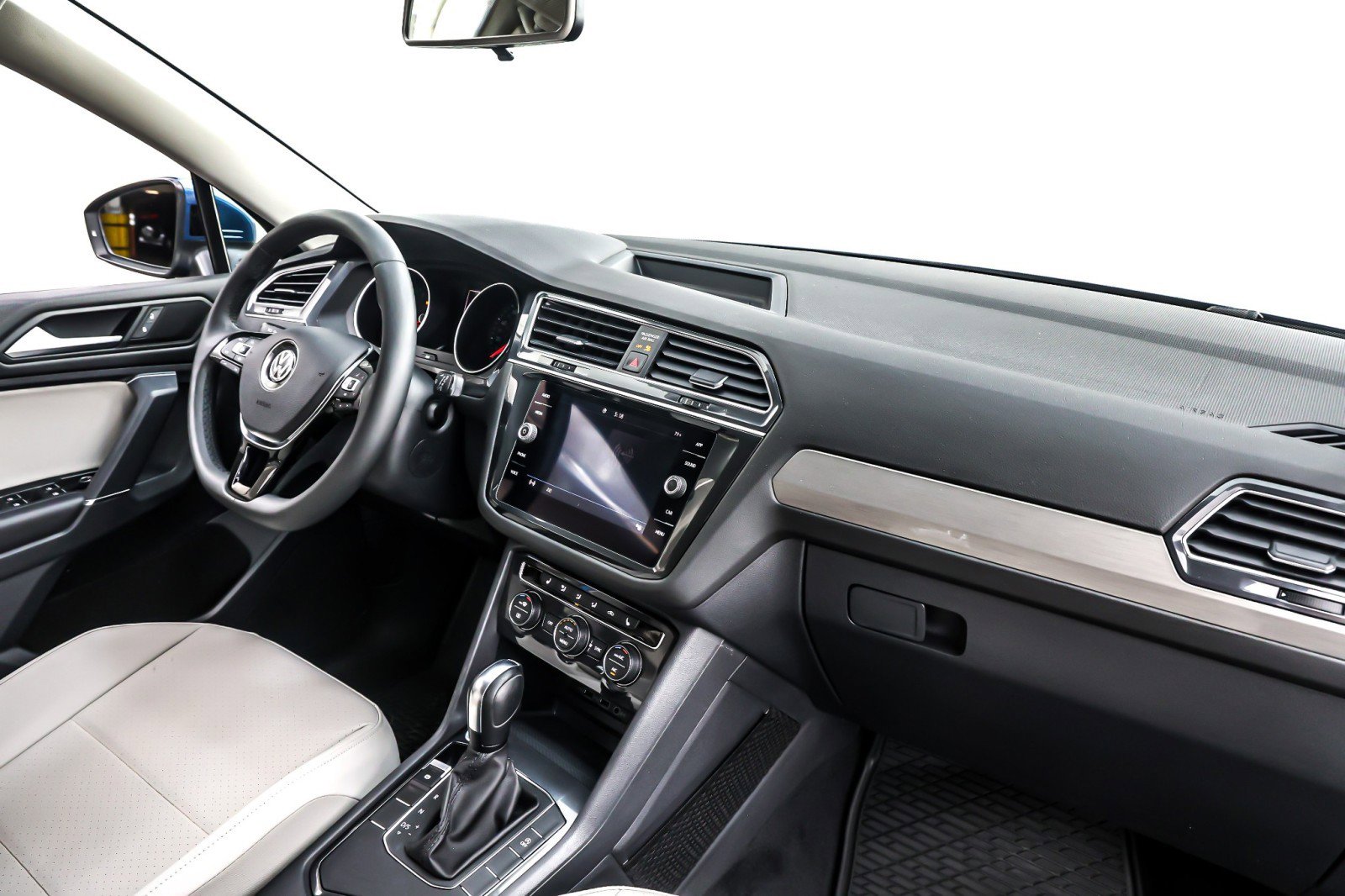 Used 2020 Volkswagen Tiguan SE image 16