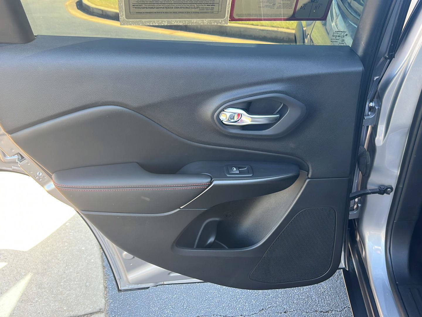 Used 2020 Jeep Cherokee Trailhawk AWD/4WD image 16