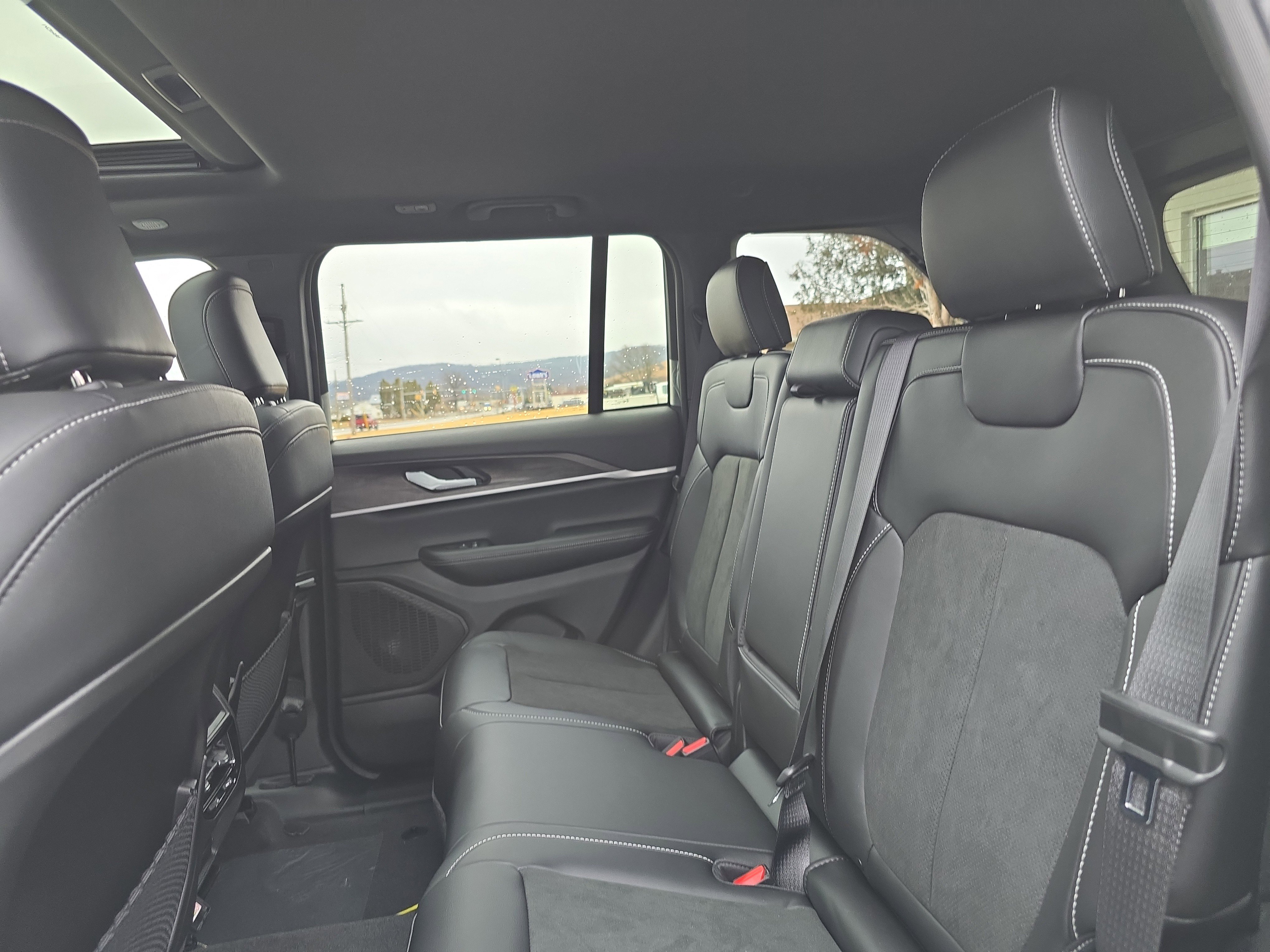 New 2026 Jeep Grand Cherokee Altitude image 14