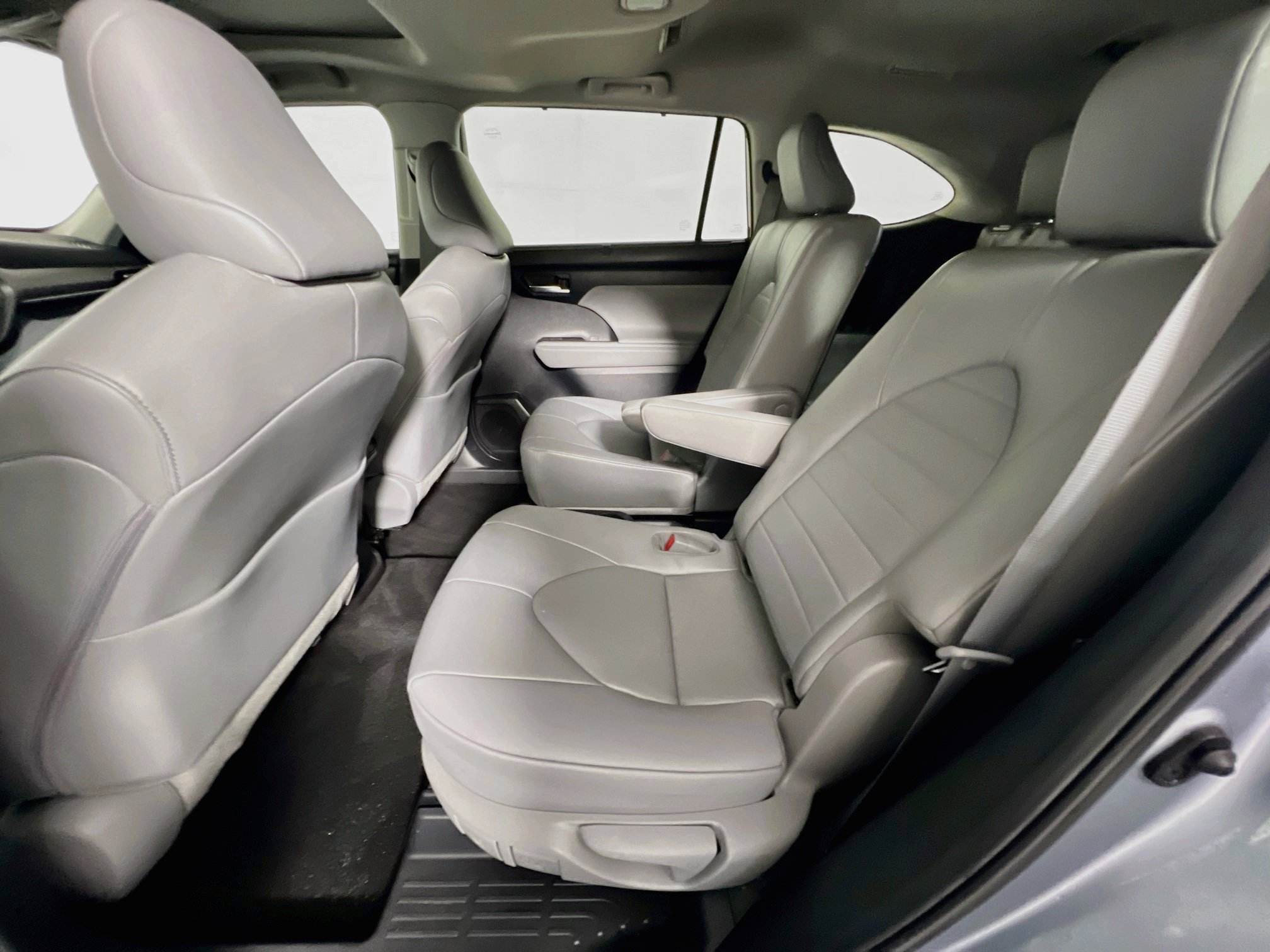 Used 2023 Toyota Highlander XLE FWD image 28