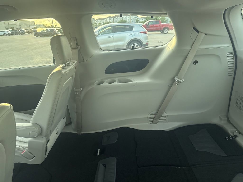 Used 2020 Chrysler Pacifica Touring-L Plus w/ Advanced Safetytec Group FWD image 14