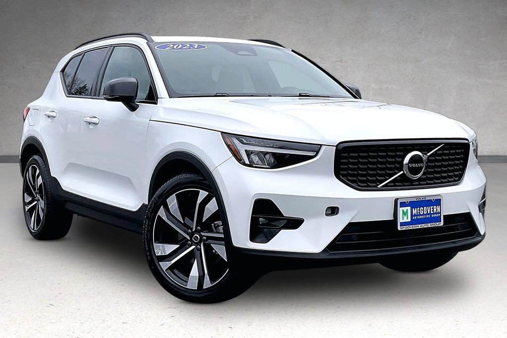 Certified 2023 Volvo XC40 B5 Plus w/ Climate Package image 3