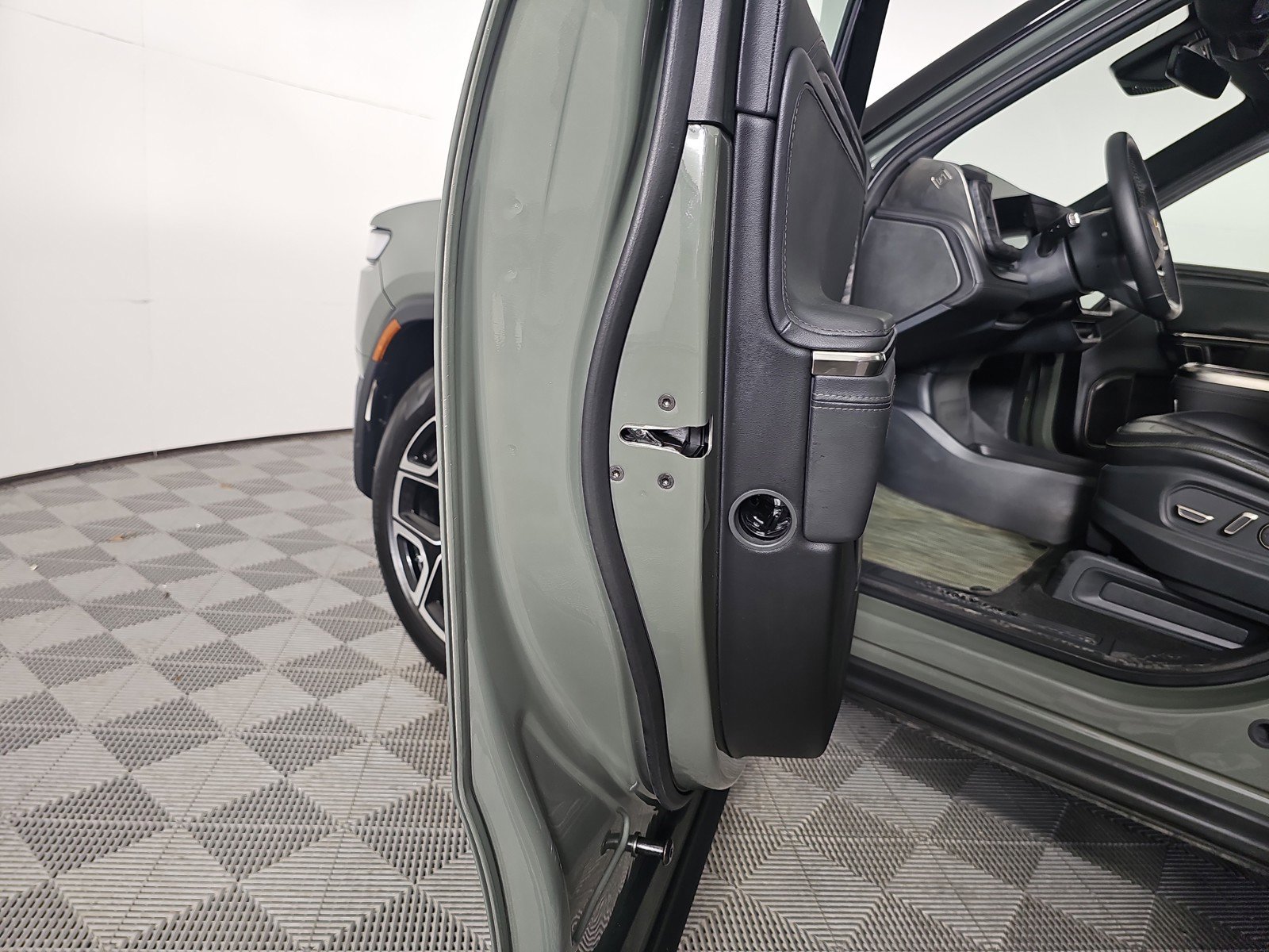 Used 2022 Rivian R1S Launch Edition image 31