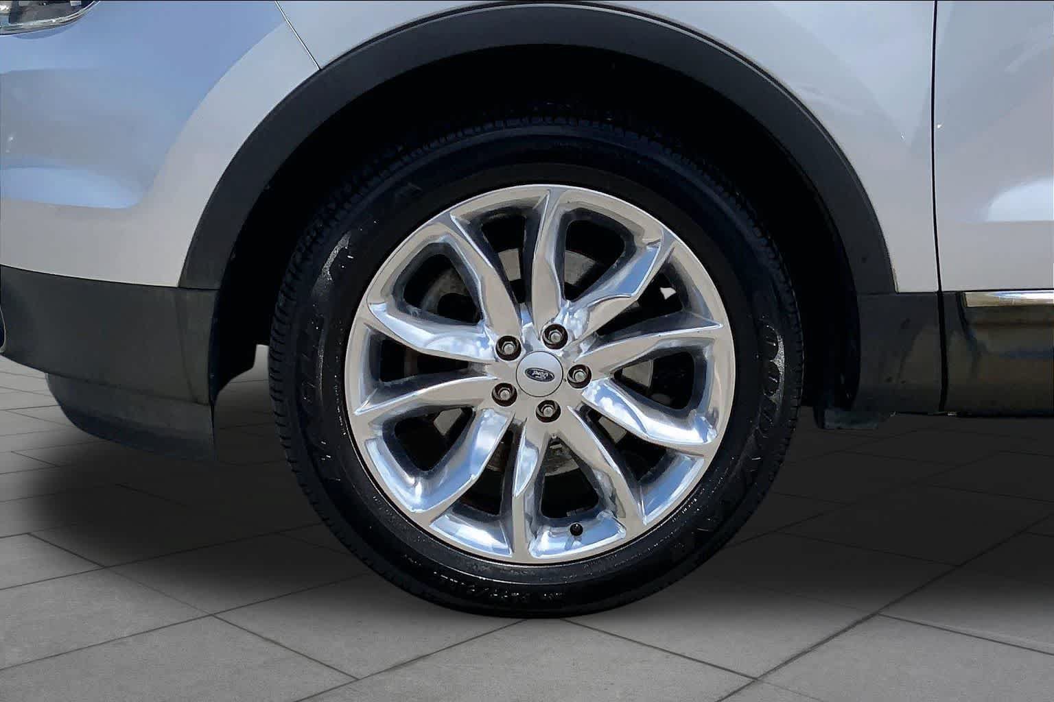 Used 2015 Ford Explorer XLT w/ Equipment Group 202B AWD/4WD image 11