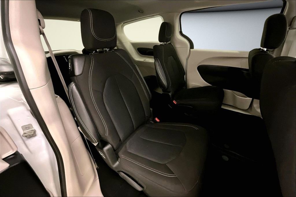 Used 2023 Chrysler Voyager LX image 25