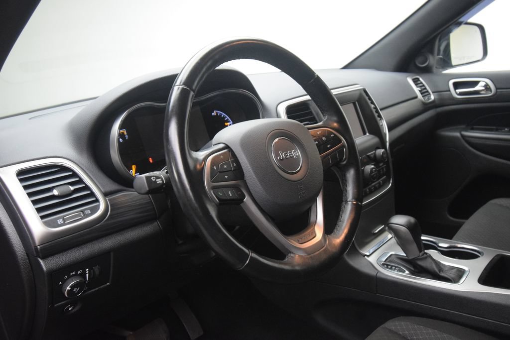 Used 2020 Jeep Grand Cherokee Laredo w/ Security & Convenience Group AWD/4WD image 16