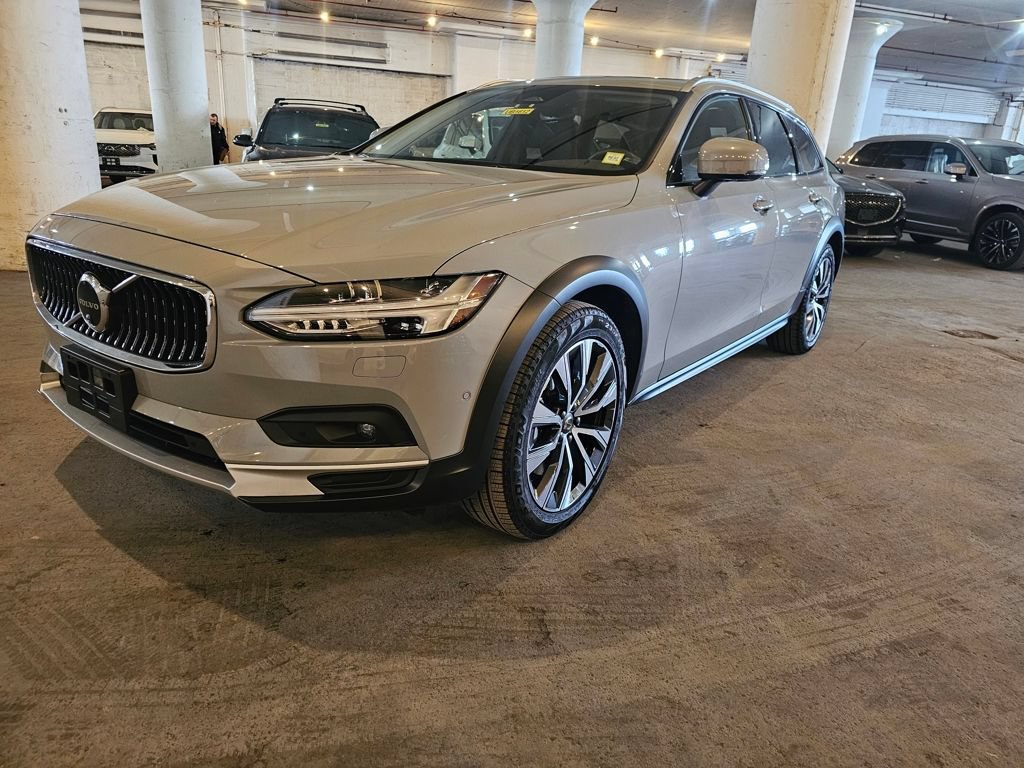 Certified 2025 Volvo V90 B6 Cross Country Plus AWD/4WD image 1
