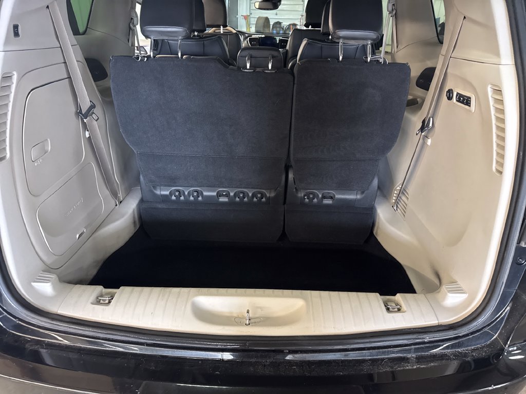Used 2017 Chrysler Pacifica Limited FWD image 27