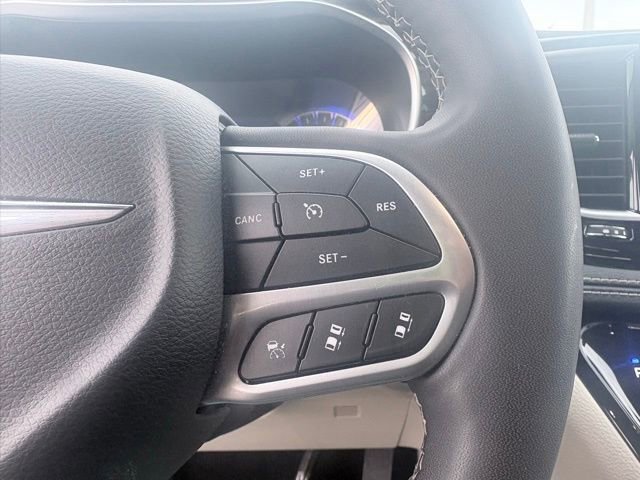 Used 2023 Chrysler Pacifica Limited image 12