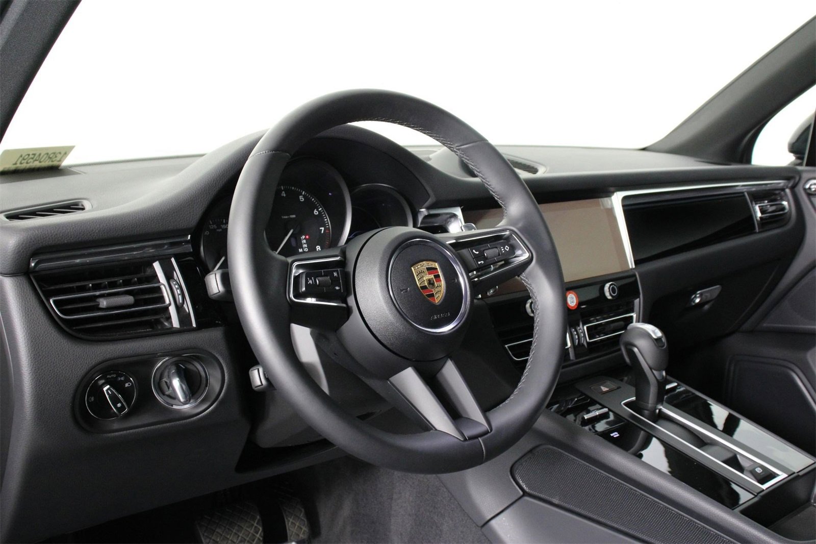 Used 2025 Porsche Macan image 4