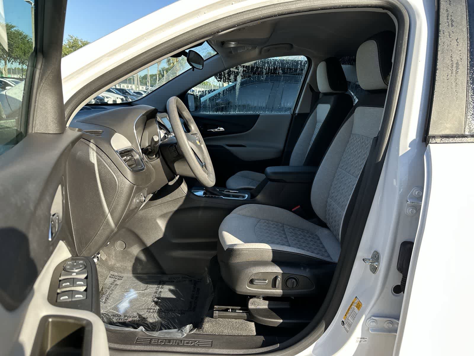 Used 2023 Chevrolet Equinox LS w/ LS Convenience Package FWD image 2