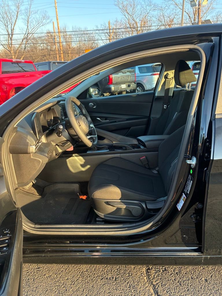 Used 2023 Hyundai Elantra SEL image 21