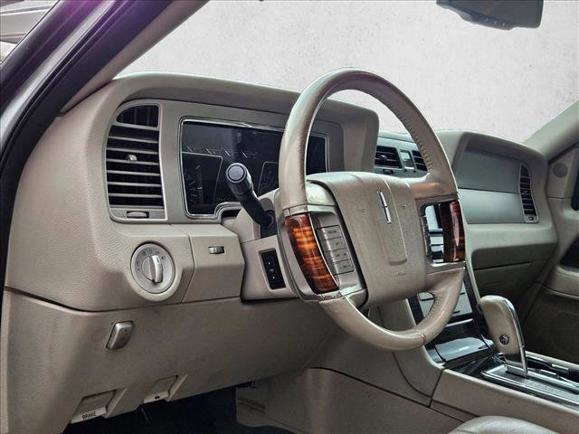 Used 2008 Lincoln Navigator image 7