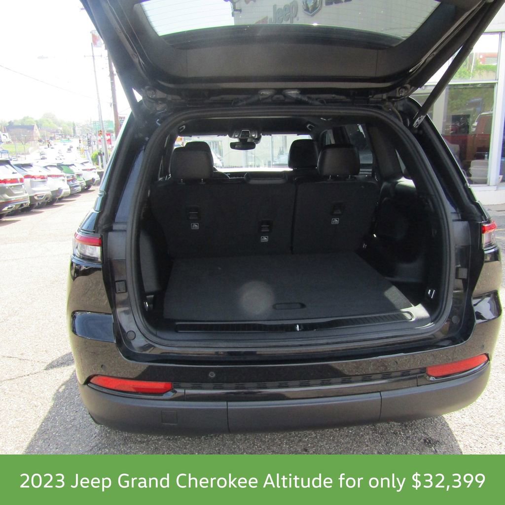 Used 2023 Jeep Grand Cherokee Altitude AWD/4WD image 8