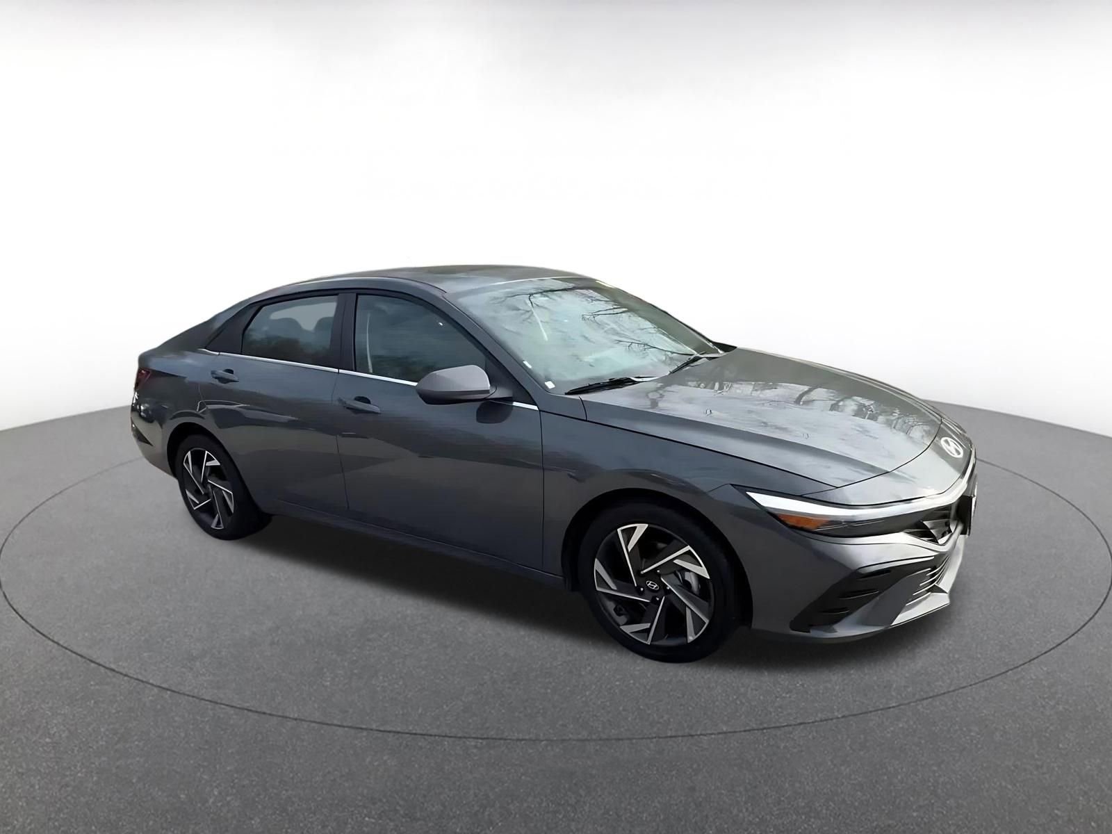 Used 2025 Hyundai Elantra SEL image 2