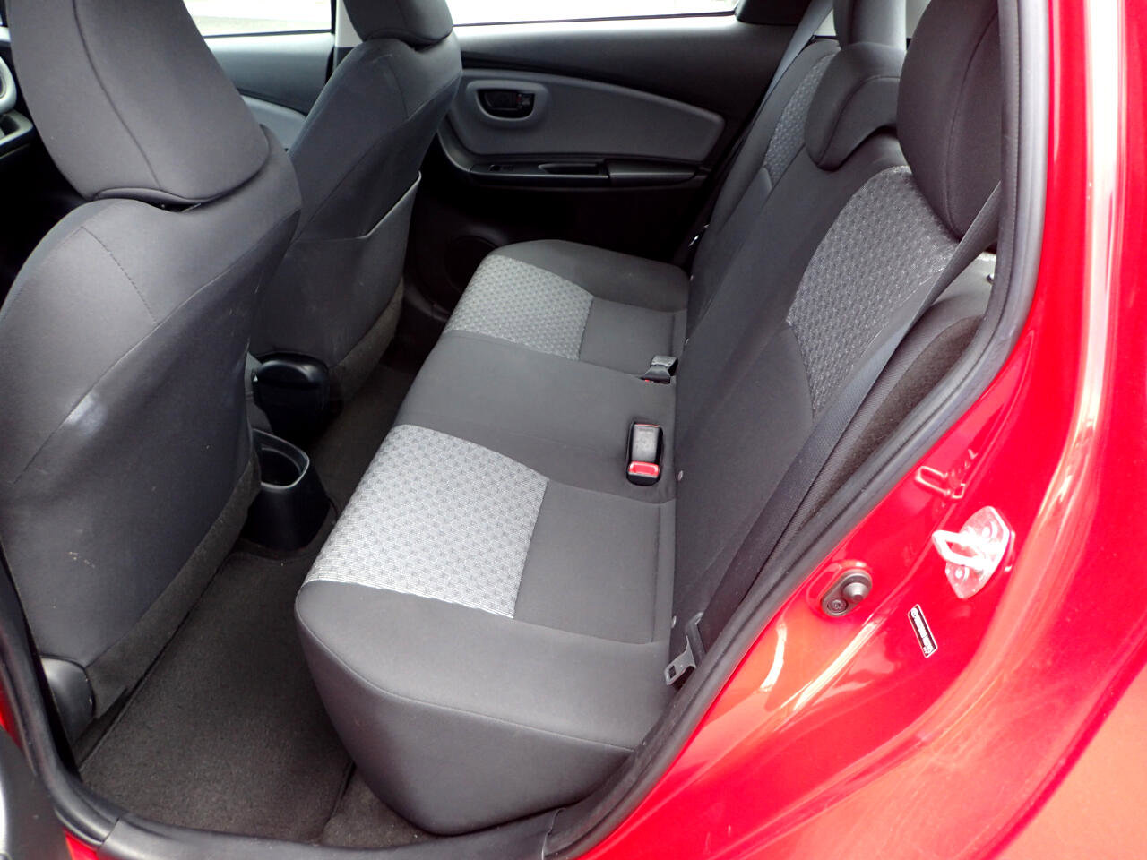 Used 2015 Toyota Yaris L image 10