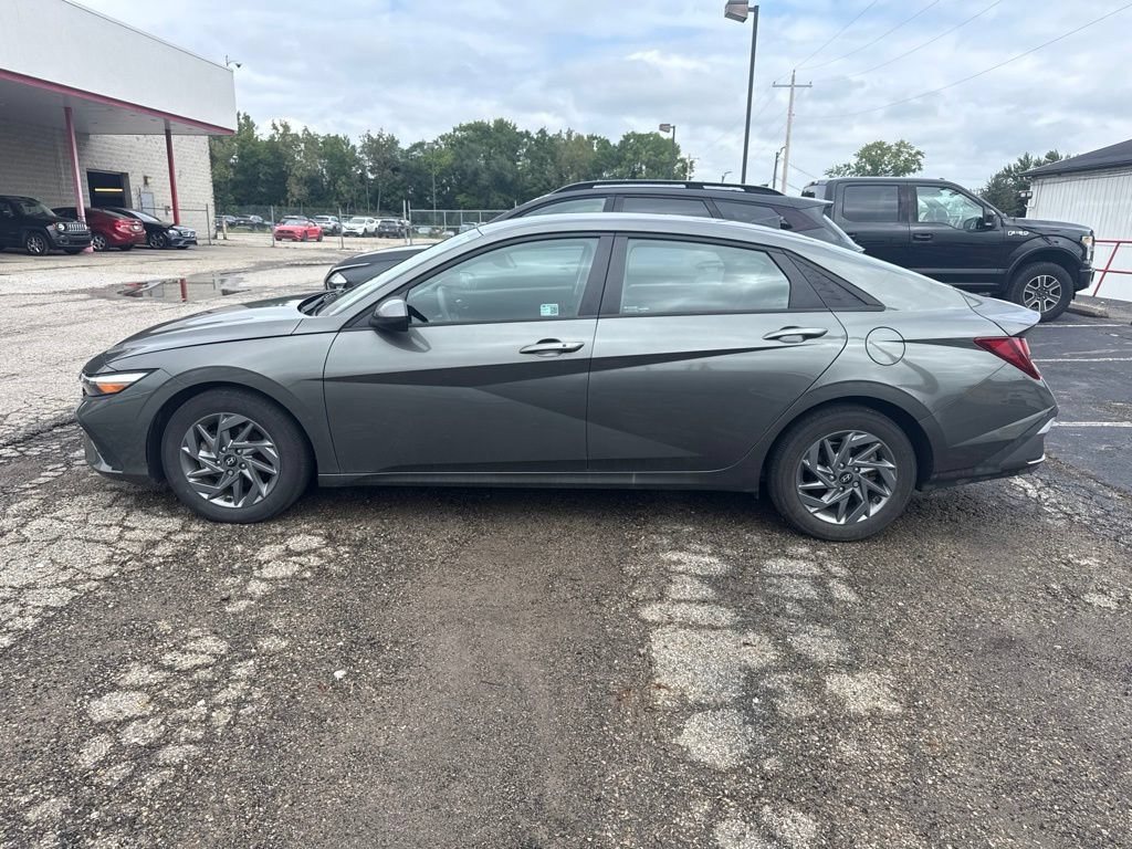 Certified 2024 Hyundai Elantra SEL FWD image 2