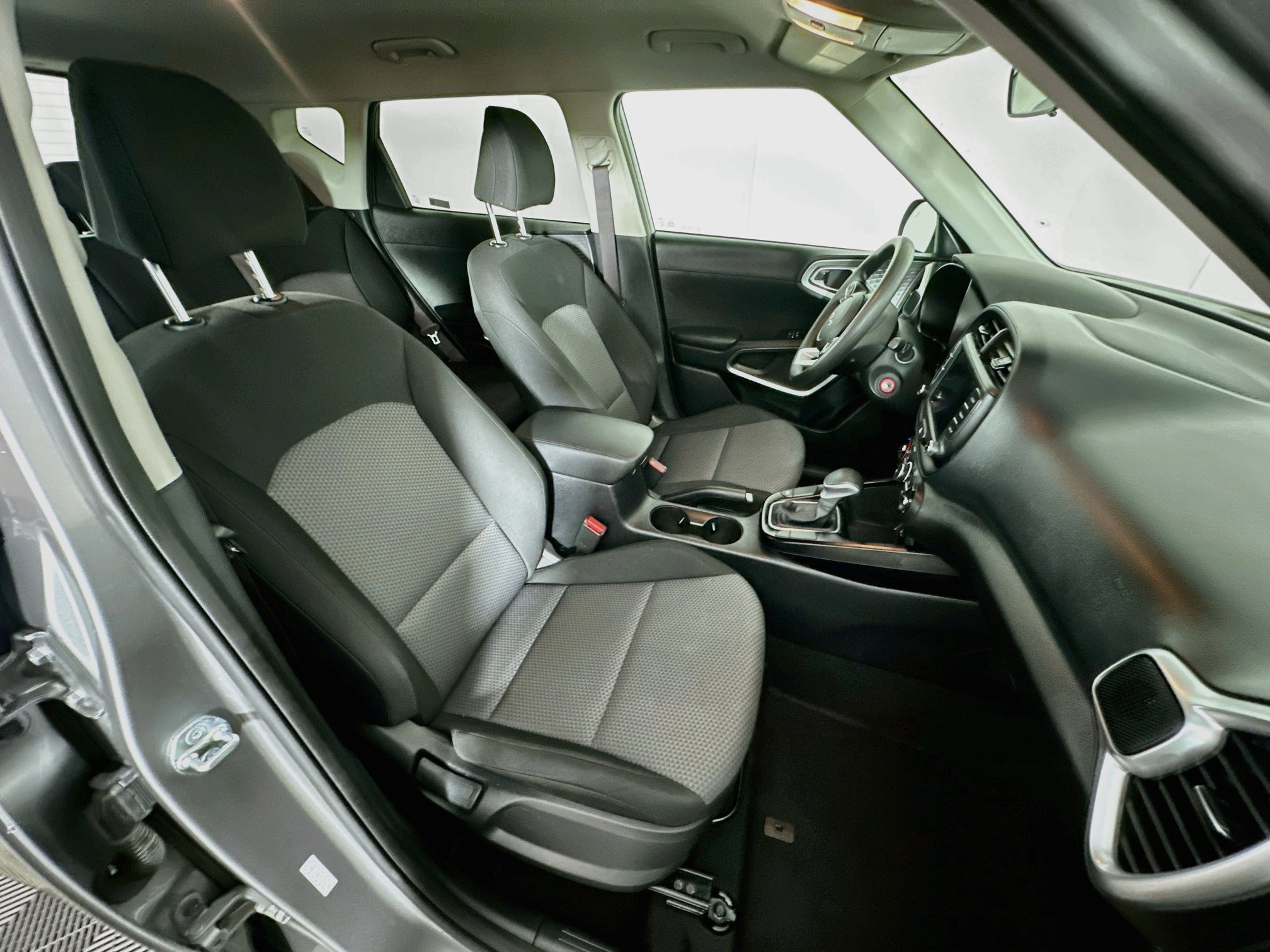 Used 2025 Kia Soul LX w/ LX Technology Package FWD image 30