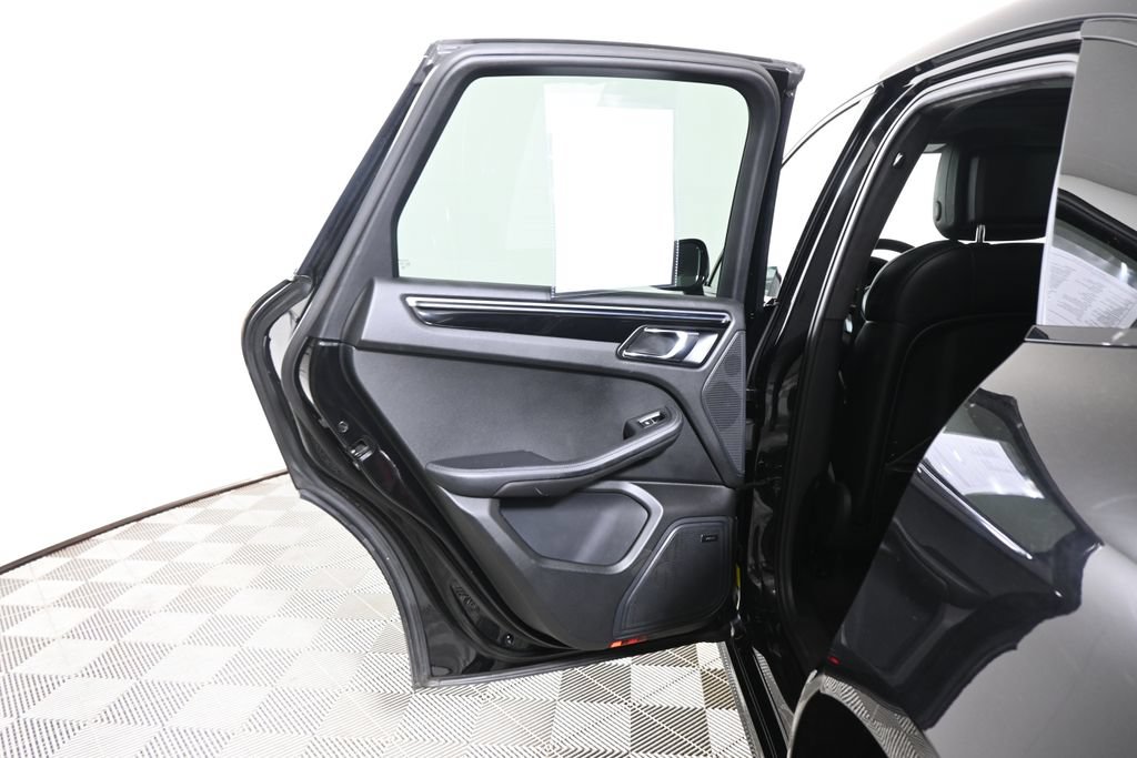 Used 2015 Porsche Macan Turbo AWD/4WD image 32