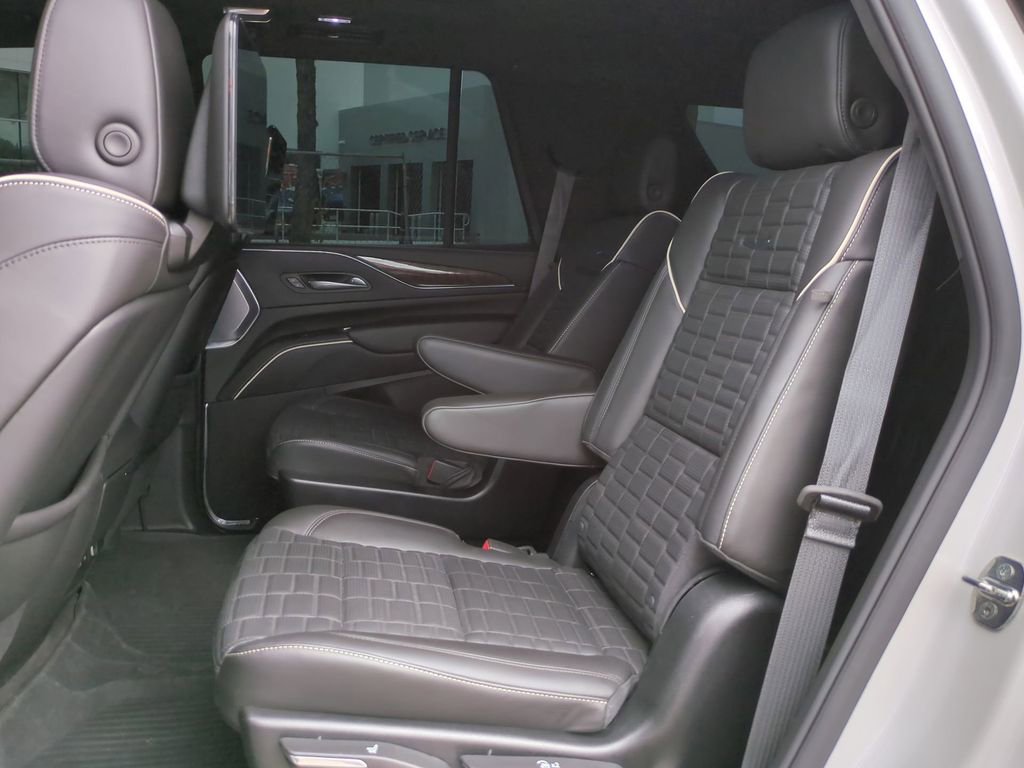 Used 2024 Cadillac Escalade Premium Luxury Platinum AWD/4WD image 13