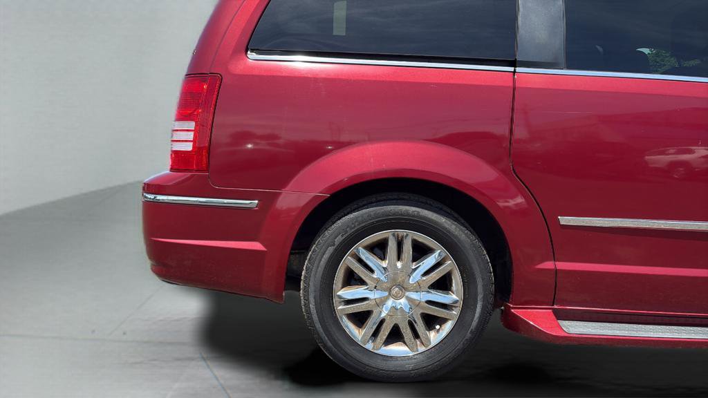 Used 2010 Chrysler Town & Country Limited w/ Trailer Tow Group FWD image 27