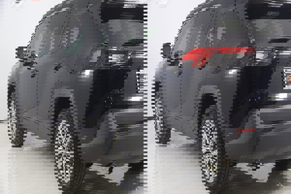 Used 2019 Toyota RAV4 XLE Premium image 22