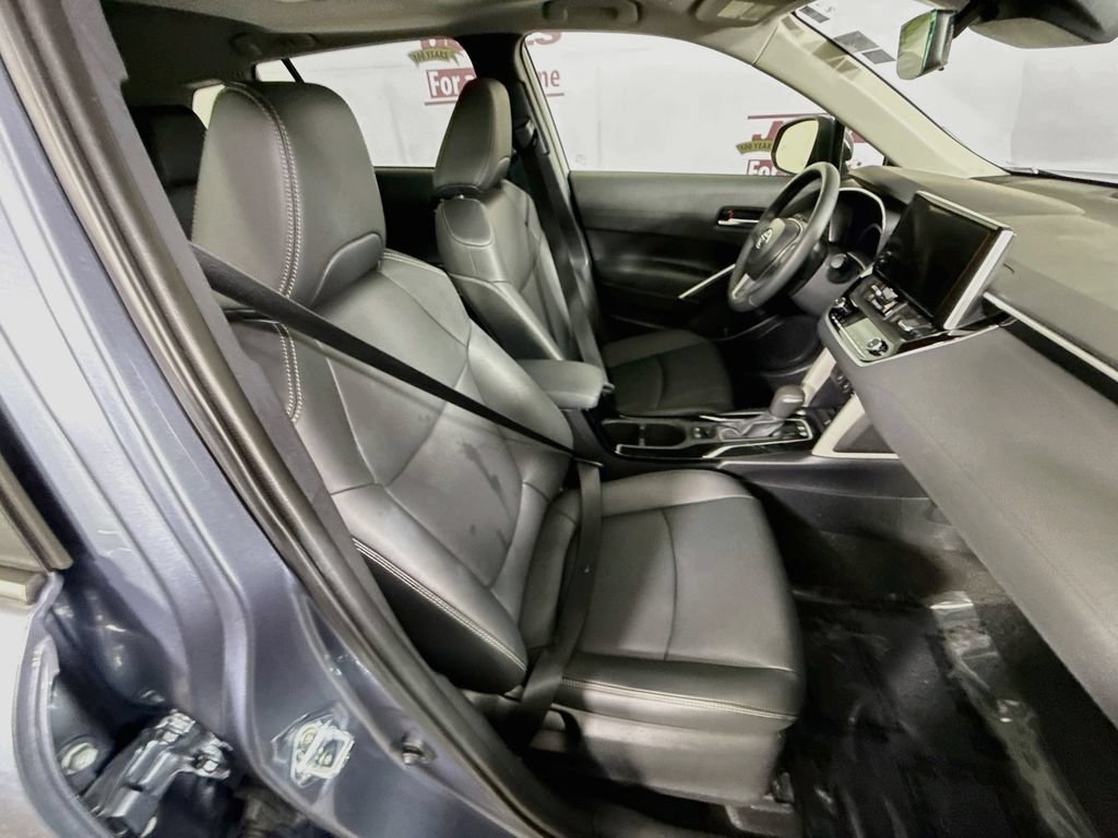 Certified 2025 Toyota Corolla Cross XLE w/ Convenience Package AWD/4WD image 32