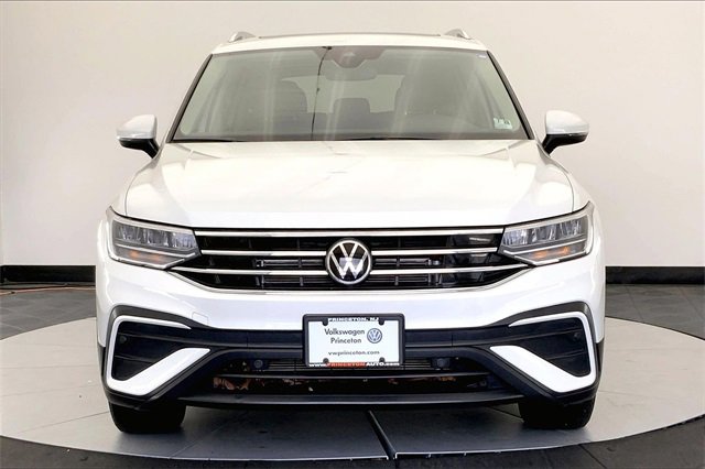 Certified 2023 Volkswagen Tiguan SE w/ Panoramic Sunroof Package image 3