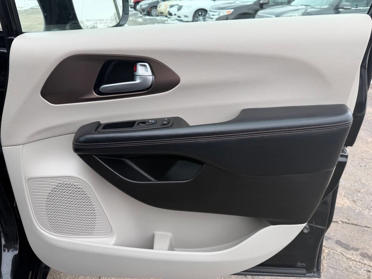 Used 2017 Chrysler Pacifica Touring-L image 16