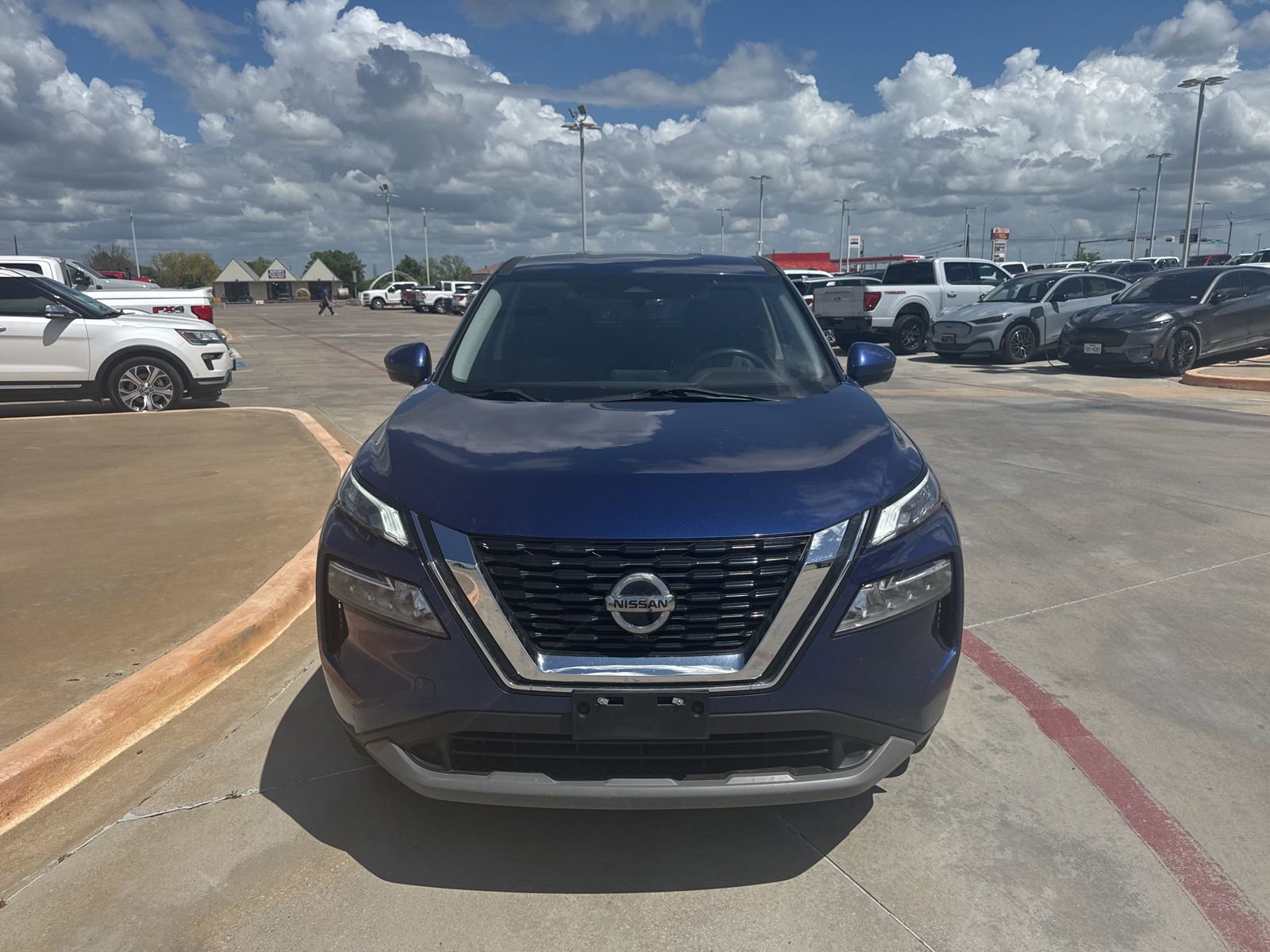 Used 2021 Nissan Rogue SV image 2