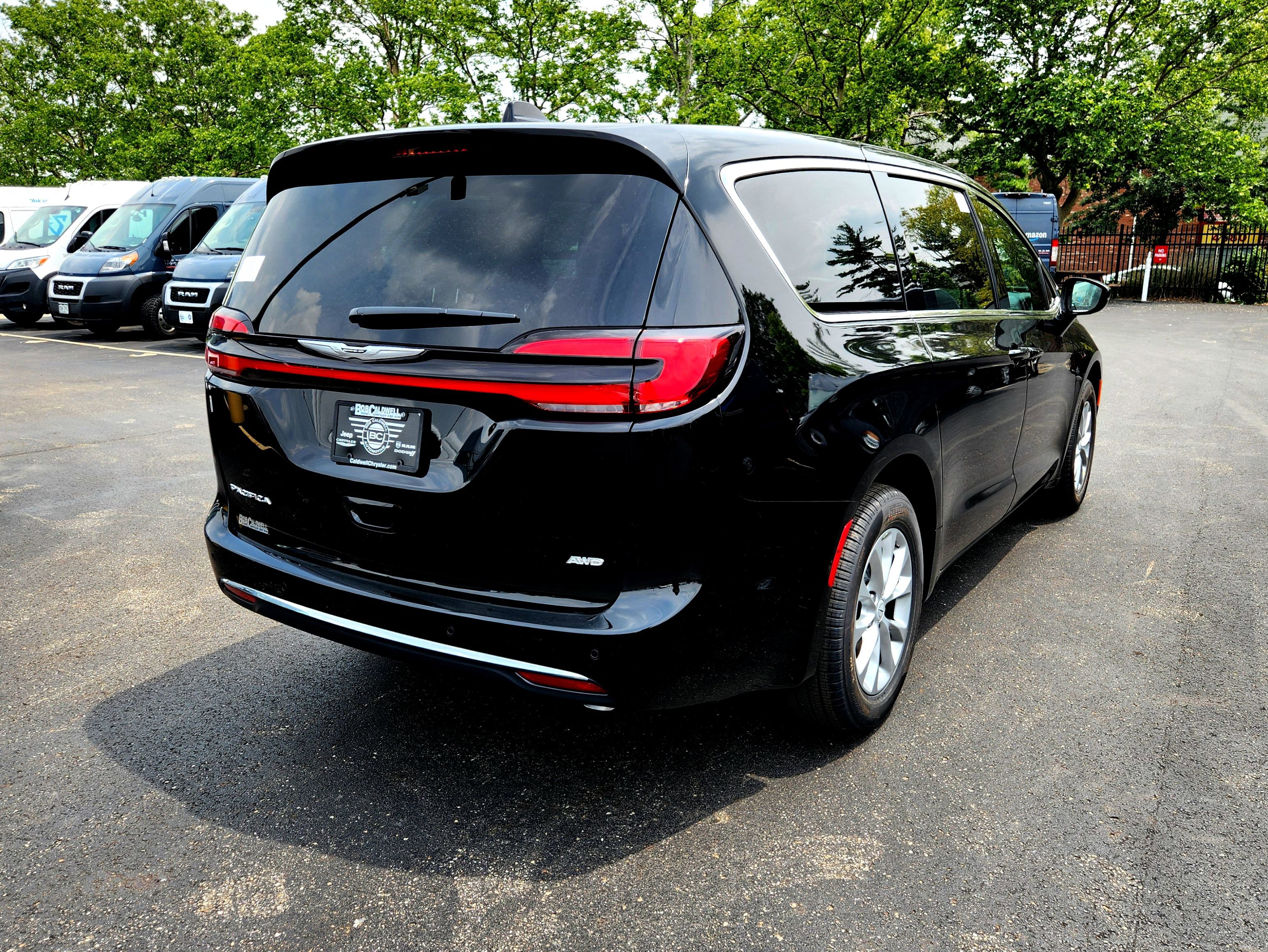 New 2025 Chrysler Pacifica Select w/ Uconnect Theater Family Group image 9