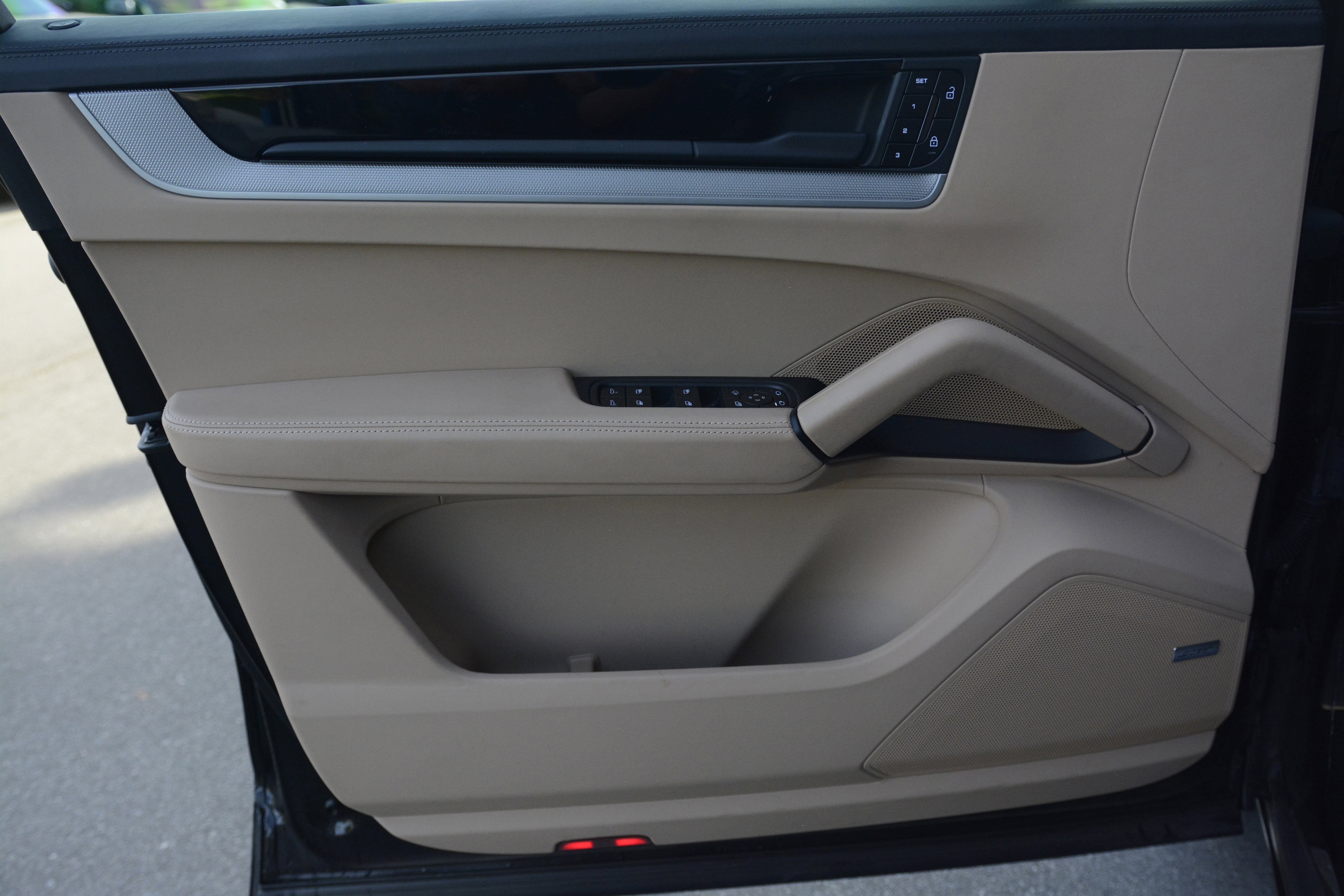 Certified 2025 Porsche Cayenne Coupe image 13