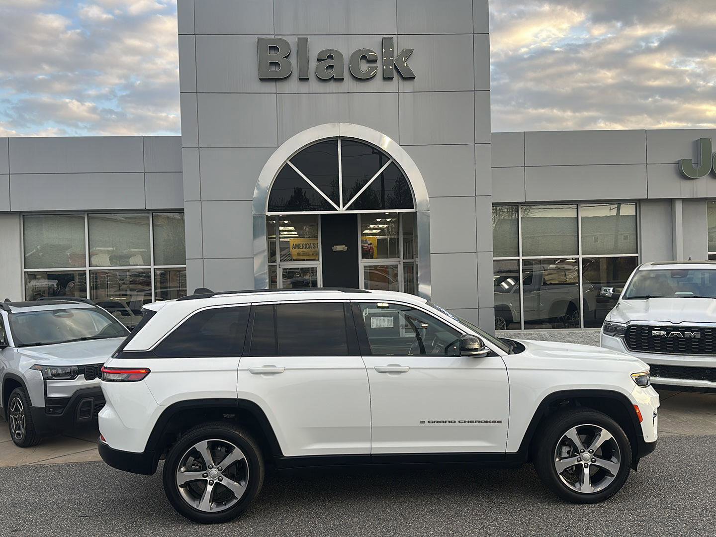 Used 2023 Jeep Grand Cherokee Limited w/ Luxury Tech Group II image 3