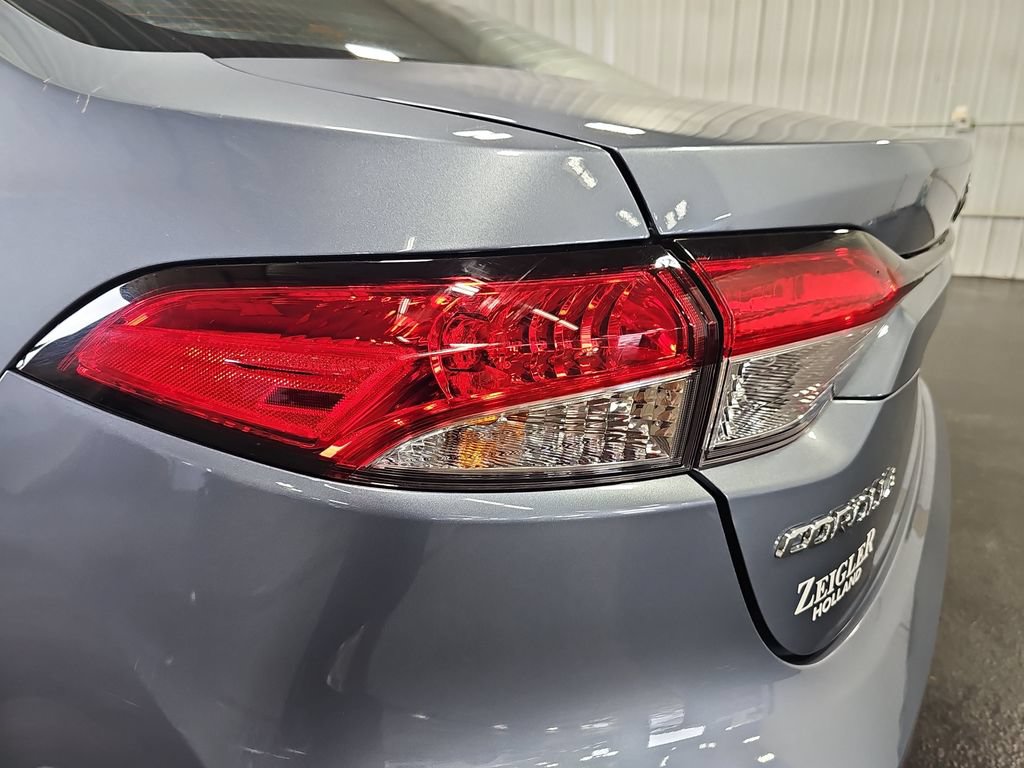 Used 2025 Toyota Corolla LE FWD image 33