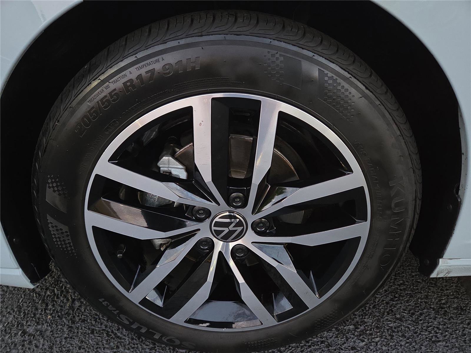 Certified 2025 Volkswagen Jetta SE w/ Sunroof Package image 10