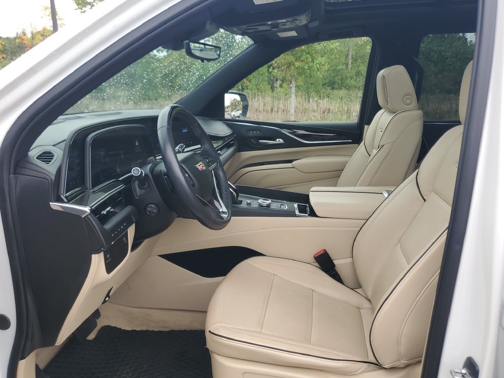 Used 2024 Cadillac Escalade Premium Luxury AWD/4WD image 13